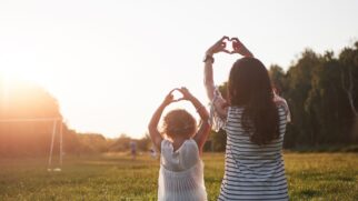 Hoje, o Dia das Mães permanece como um pilar de afeto e consumo