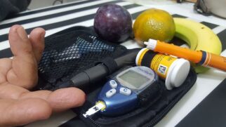 Legenda: Alimentação, tratamento e monitoramento formam uma combinação importante no controle do diabetes