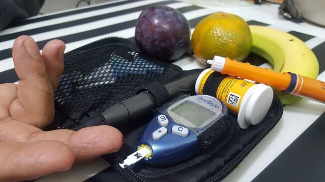 Legenda: Alimentação, tratamento e monitoramento formam uma combinação importante no controle do diabetes