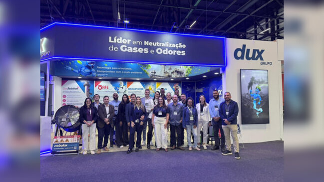 Entre os grandes nomes do evento, a DUX Grupo Controle de Odores destaca-se não apenas por suas soluções tecnológicas, mas pela celebração de seus 15 anos de história