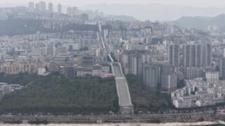 Com quase 1 quilômetro de extensão, a estrutura mostra como cidades montanhosas estão usando transporte vertical para mudar a rotina de moradores e turistas