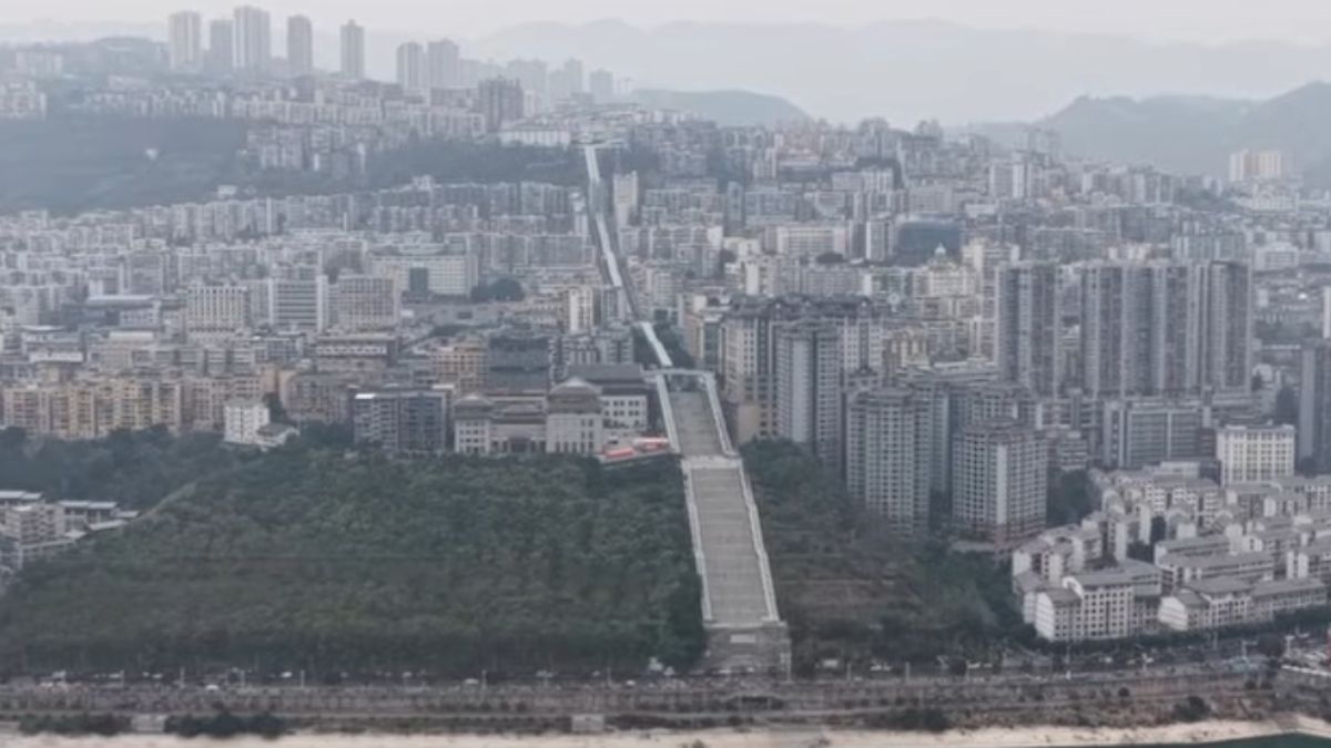 Com quase 1 quilômetro de extensão, a estrutura mostra como cidades montanhosas estão usando transporte vertical para mudar a rotina de moradores e turistas