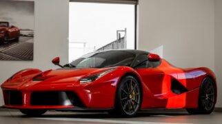 Para quem se imagina tendo uma vida luxuosa ao ganhar na loteria, as opções são dignas de cinema, como comprar 50 Ferraris