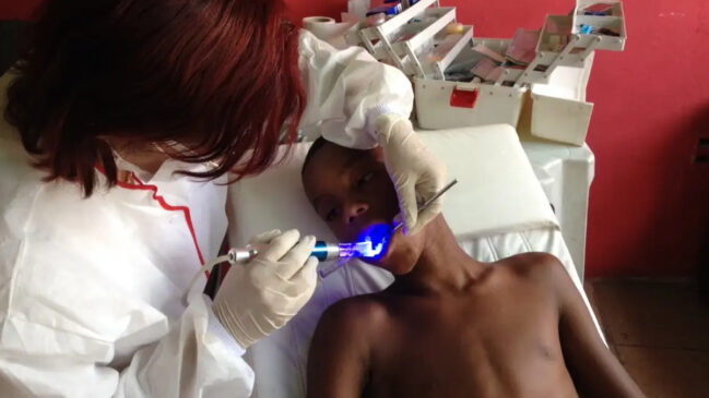 Julho Neon quer conscientizar brasileiros sobre a importância da higiene bucal e das consultas regulares ao dentista