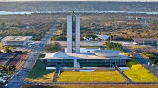 A reforma da Praça dos Três Poderes ficou R$ 12 milhões mais cara e o governo afirma que o aumento inclui restauração histórica, segurança estrutural e preservação da memória política do país
