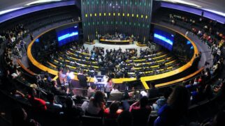 Sob a ótica partidária, o Psol lidera o volume de integrantes na mira, com 12 deputados denunciados. O Partido Liberal (PL) aparece logo em seguida com duas frentes de acusação, enquanto o Avante fecha a lista com um parlamentar sob investigação