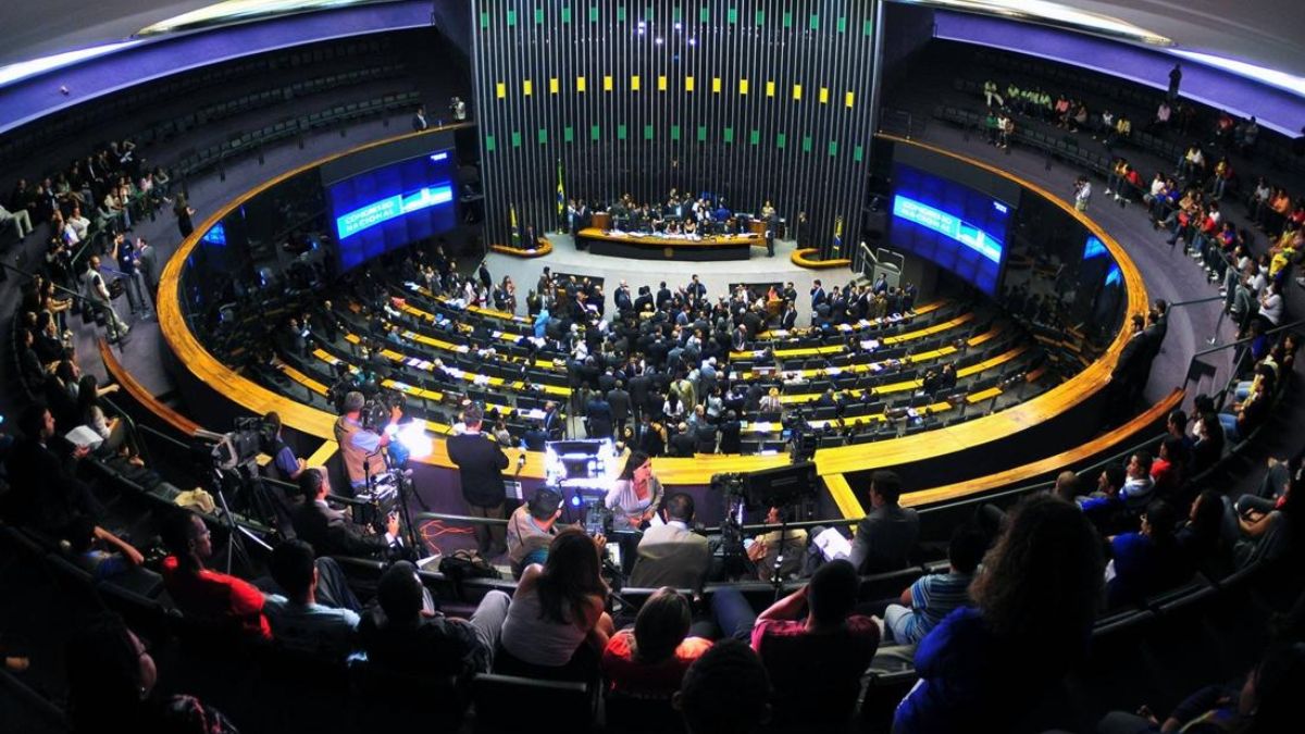 Sob a ótica partidária, o Psol lidera o volume de integrantes na mira, com 12 deputados denunciados. O Partido Liberal (PL) aparece logo em seguida com duas frentes de acusação, enquanto o Avante fecha a lista com um parlamentar sob investigação