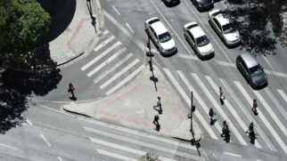 Faixa da esquerda é destinada à ultrapassagem e aos veículos de maior velocidade. Quem insiste em "segurar" o trânsito pode ser penalizado com multa e pontos na carteira. Entenda a regra prevista no CTB.