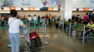 Uma passageira aguarda na fila de check-in no aeroporto de Brasília. Foto: Marcelo Camargo/Agência Brasil