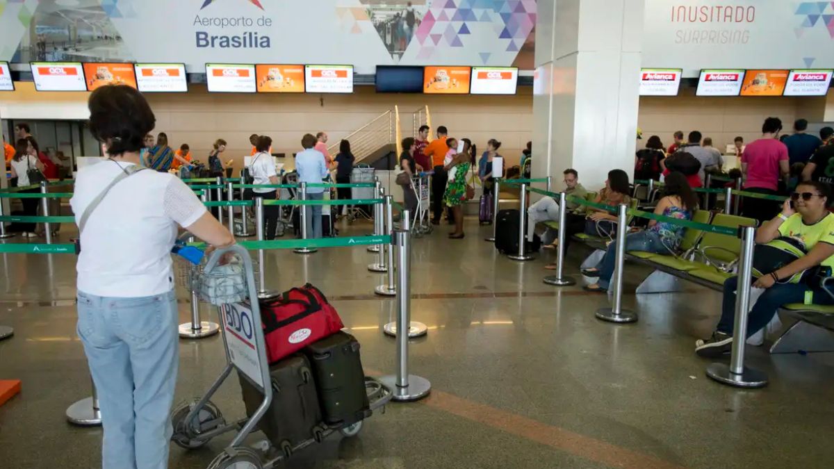 Uma passageira aguarda na fila de check-in no aeroporto de Brasília. Foto: Marcelo Camargo/Agência Brasil