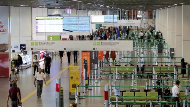 Passageiros e funcionários no saguão principal do Aeroporto de Brasília. Foto: Wilson Dias/Agência Brasil