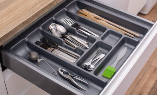 Esses acessórios criam compartimentos fixos dentro das gavetas, facilitando a visualização dos itens e evitando a bagunça causada pelo abre e fecha constante (Foto: Magnific)