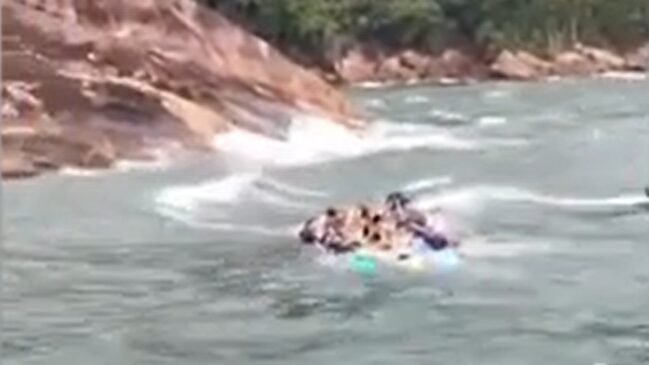 Momento em que canoístas foram resgatados em Guarujá