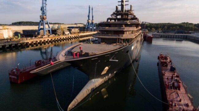 REV Ocean, uma embarcação de quase 195 metros de comprimento, surge não apenas como o maior iate do mundo, mas como um laboratório flutuante