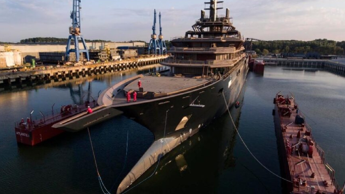 REV Ocean, uma embarcação de quase 195 metros de comprimento, surge não apenas como o maior iate do mundo, mas como um laboratório flutuante