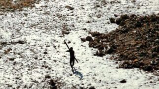 Conhecidos por sua hostilidade extrema a estrangeiros, os sentineleses vivem em isolamento quase total, protegidos por leis rigorosas
