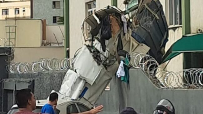 Avião monomotor atingiu prédio na capital de Minas Gerais na manhã desta segunda-feira (4/5)