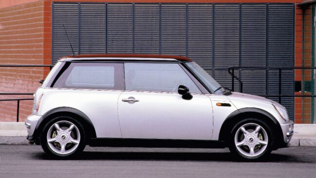 O Mini redefiniu a combinação de espaço, de eficiência e de prazer ao dirigir. O primeiro Mini moderno, desenvolvido pela BMW