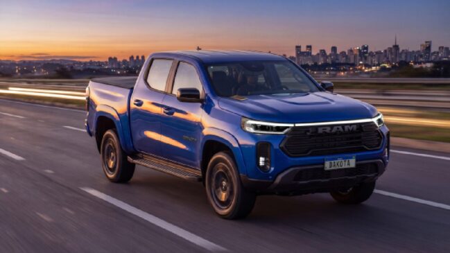 O preço ainda não foi revelado, mas a nova variante se posiciona na gama da Dakota acima da versão Laramie, vendida atualmente por R$ 322.990