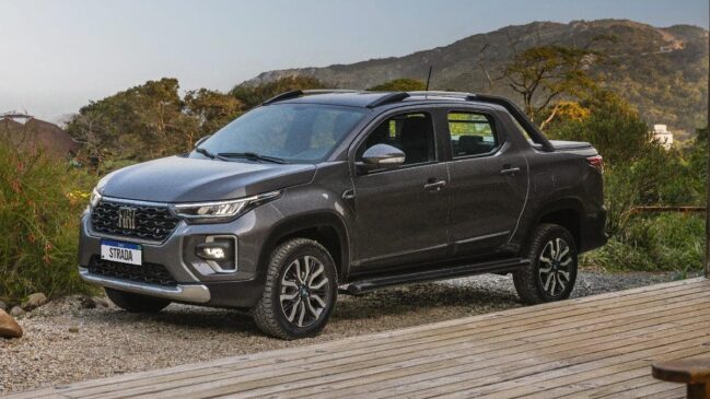 Entre os modelos, a picape compacta Fiat Strada manteve a liderança em abril, acumulando 14.905 emplacamentos