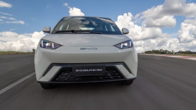 A BYD também é líder nos híbridos, com 8.049 unidades e 31,01% de participação, à frente da Toyota
