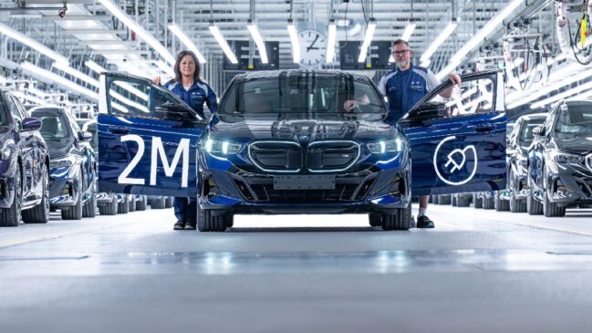 Desde 2021, mais de 320 mil veículos elétricos já foram fabricados na unidade da Baixa Baviera