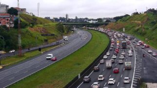 O trânsito para quem sobe a serra no sentido de São Paulo é intenso do km 14 ao 16