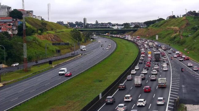 O trânsito para quem sobe a serra no sentido de São Paulo é intenso do km 14 ao 16