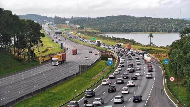 Imigrantes acumula 1 hora de atraso no sentido do litoral paulista