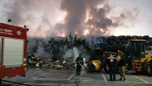 Incêndio mobilizou equipes do Corpo de Bombeiros na madrugada desta segunda-feira (11/5) em Taboão da Serra, na Grande São Paulo