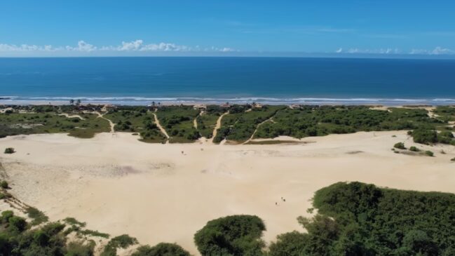 Serra do Caparaó: piscinas naturais de águas esmeralda e trilhas levam ao Pico da Bandeira, um dos pontos mais altos do Brasil. Foto: Reprodução/YT