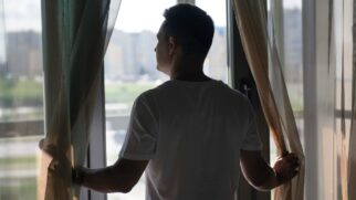 Dentro de casa, com as janelas e cortinas fechadas, o morador é totalmente livre para circular como bem entender