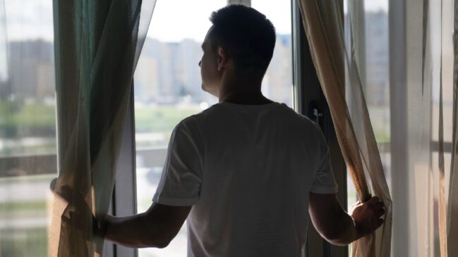 Dentro de casa, com as janelas e cortinas fechadas, o morador é totalmente livre para circular como bem entender