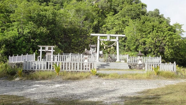 Memorial dos japoneses na ilha em homenagem aos soldados que foram mortos na guerra (Foto: Wikimedia Commons)