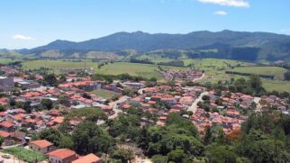 Entre estátuas da criatura mitológica e uma cachoeira de 154 metros, Joanópolis transformou uma lenda secular em atração turística real.