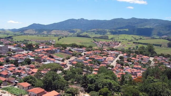 Entre estátuas da criatura mitológica e uma cachoeira de 154 metros, Joanópolis transformou uma lenda secular em atração turística real.