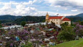 Distrito pertencente a Santo André, Paranapiacaba guarda a memória dos imigrantes ingleses que chegaram ao Brasil em 1867 para construir a estrada de ferro paulista. Foto: Wikimedia Commons