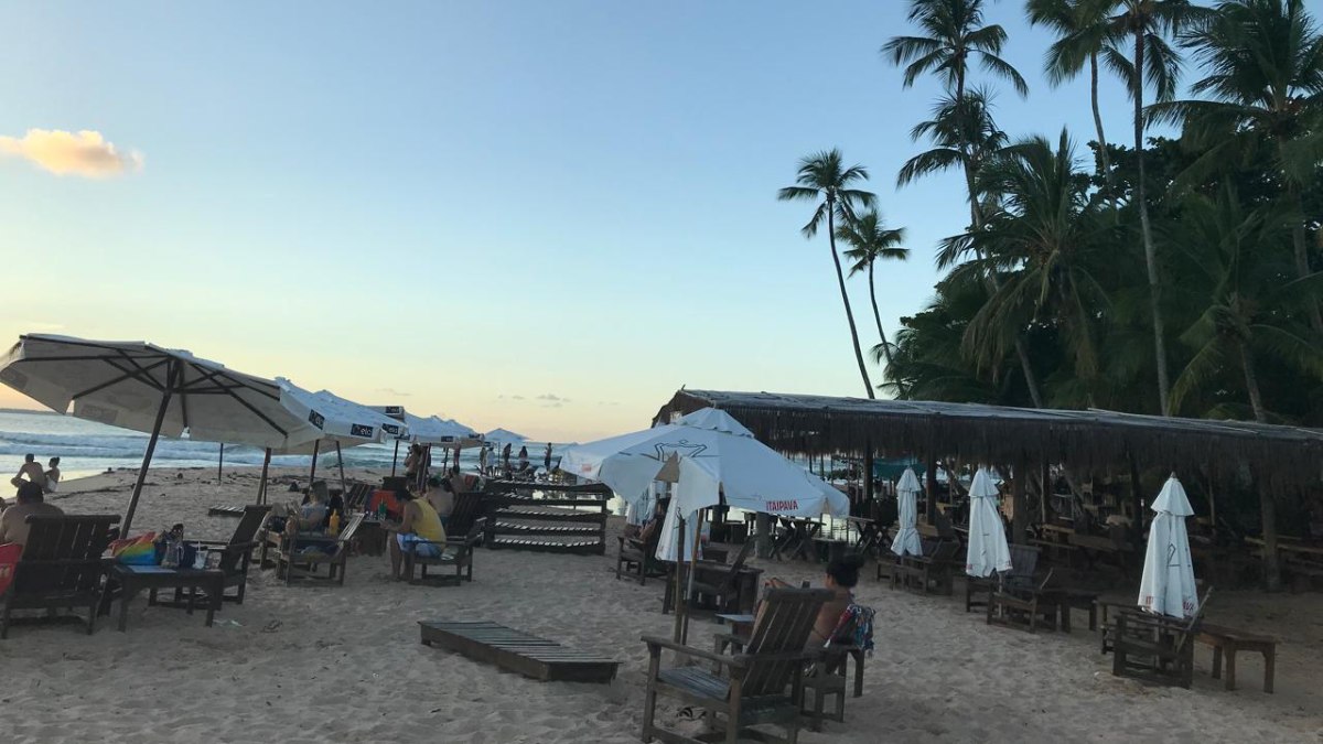 Com cerca de 40 km de praias, a faixa de terra é cercada pelo Oceano Atlântico de um lado e pela Baía de Camamu do outro, formando um cenário cinematográfico admirado por turistas