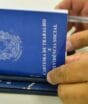 Saiba como assinar a carteira de trabalho e manter metade do Bolsa Família por até 18 meses 