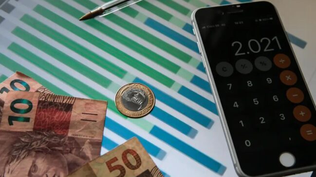Passo a passo ajuda a simular descontos e parcelas antes de falar com o banco.