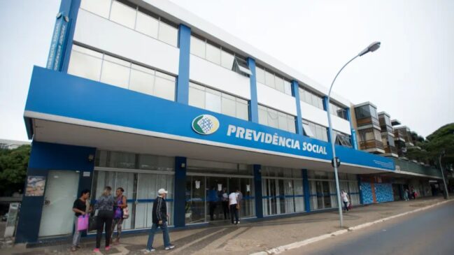 Agências do INSS oferecem suporte para trabalhadores que possuem dúvidas sobre o tempo de contribuição registrado.