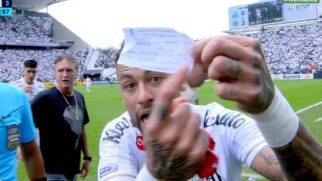 Em um determinado momento, o camisa 10 chegou a mostrar para a câmera do Premiere, responsável pela transmissão da partida, o papel preenchido com a saída do camisa 31