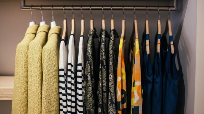 O guarda-roupa costuma ser um dos espaços mais difíceis de manter organizado dentro de casa