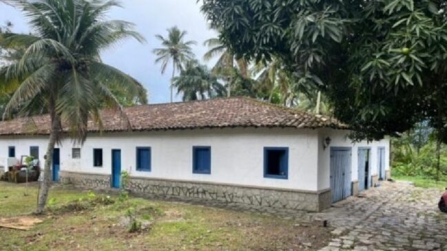 Com área total de 42.180 metros quadrados, a propriedade está localizada na Praia da Feiticeira, em Ilhabela