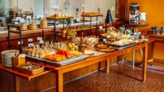 Participantes oferecem opções variadas, em formato buffet ou combo, que incluem bebidas quentes e frias, pães, frutas, proteínas e itens especiais