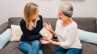 Produtos de autocuidado, roupas leves e experiências de bem-estar aparecem entre as opções de presentes