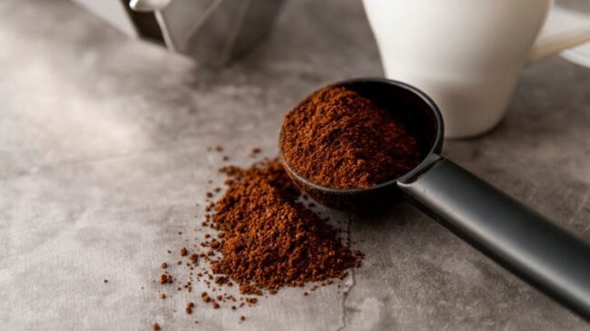 Mistura caseira reaproveita a borra do café e é usada como alternativa prática para combater sujeira e mau cheiro na cozinha