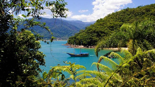 Conheça algumas das melhores praias do Brasil para praticar ecoturismo