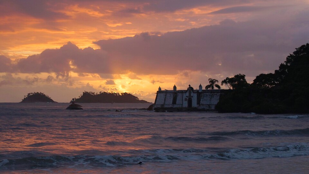 5. Praia da Fortaleza, na Ilha do Mel, no Paraná (Foto: Luisizb/Wikimedia Commons)