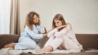 5. 'Enquanto estiver morando debaixo do meu teto': Frase capaz de encerrar qualquer discussão em menos de cinco segundos. Não existia argumento depois dela. Como usar no Dia das Mães: 'Debaixo do seu teto eu aprendi regras, respeito e que a palavra final realmente era sua' (Foto: Magnific)